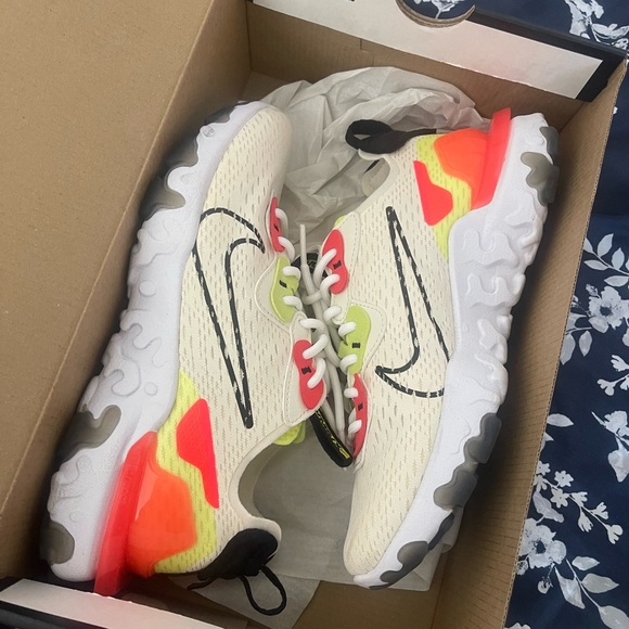 NIKE REACT VISION - Picture 2 of 3